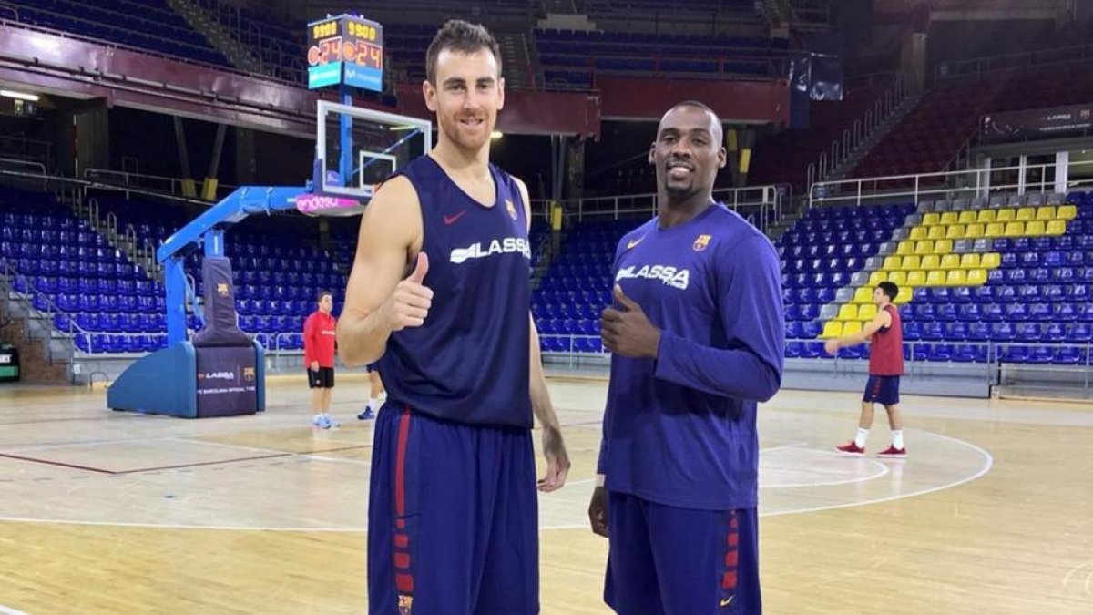 Claver y Sanders posan tras reincorporarse esta semana a los entrenamientos-FC BARCELONA