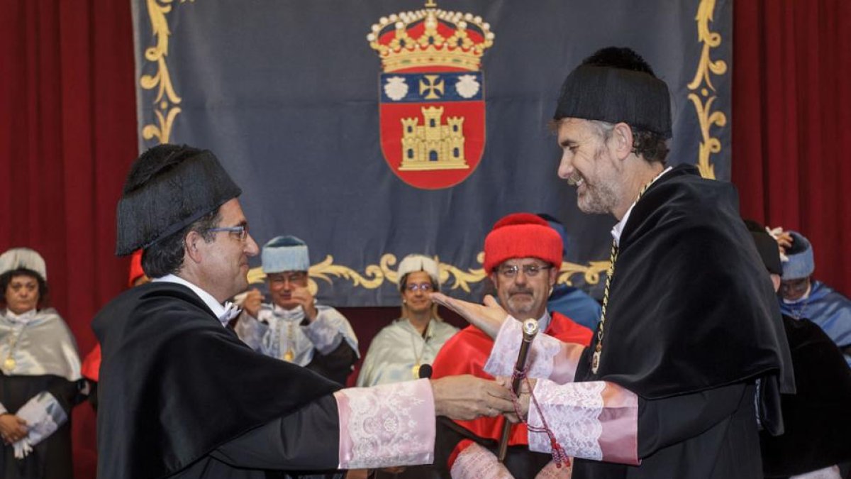 El rector saliente, Alfonso Murillo, entrega el bastón de mando a Manuel Pérez Mateos.-SANTI OTERO