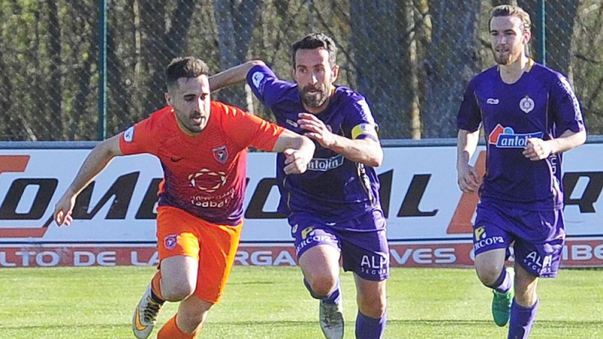 Dava supera al jugador del Cristo Chuchi en el partido disputado ayer.-ISRAEL L. MURILLO