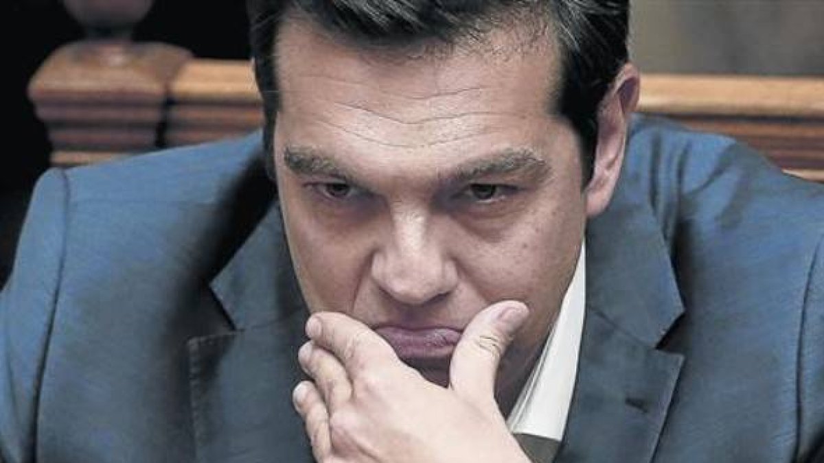 El primer ministro griego, Alexis Tsipras, durante su intervención en el Parlamento, este viernes.-Foto: REUTERS / ALKIS KONSTANTINIDIS