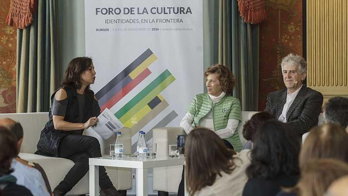 La charla entre Julia Navarro y Juan Luis Arsuaga, moderada por Mara Torres (i.), despertó curiosidad.-Santi Otero