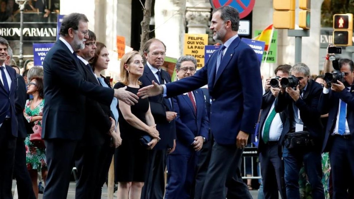 El Rey saluda a Rajoy a su llegada a la manifestación-REUTERS / JUAN MEDINA