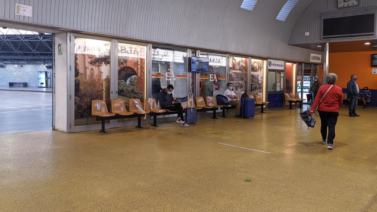 Varios pasajeros esperan la llegada de su autobús para viajar. SANTI OTERO