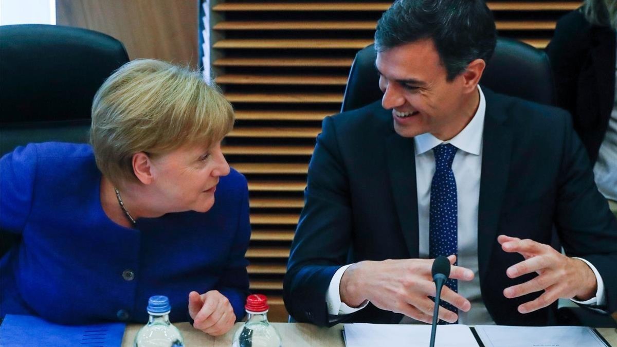 Pedro Sánchez conversa con Angela Merkel en el Consejo Europeo del pasado 24 de junio, en Bruselas. /-REUTERS / YVES HERMAN