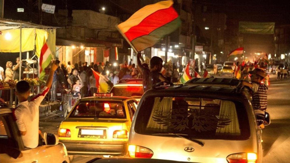Kurdos sirios celebran con banderas del Kurdistán la victoria del sí en el referéndum, en Qamishli (norte de Siria), el 25 de septiembre.-AP / BADERKHAN AHMED
