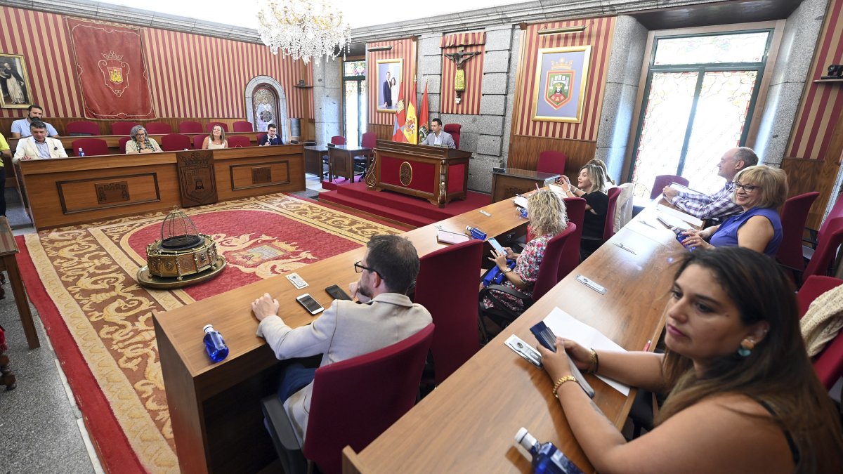 El equipo de Gobierno se reunió en el Salón de Plenos para fijar las prioridades de los próximos meses. SANTI OTERO