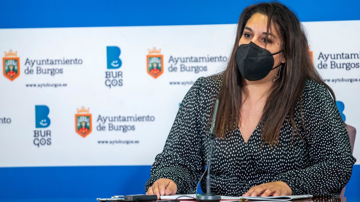 La concejal de Infancia, Familia e Igualdad, Estrella Paredes, durante la presentación de la guía. SANTI OTERO