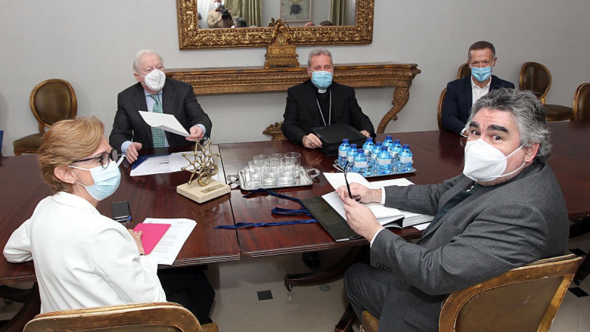 El ministro Rodríguez Uribes junto a la delegación burgalesa. ECB