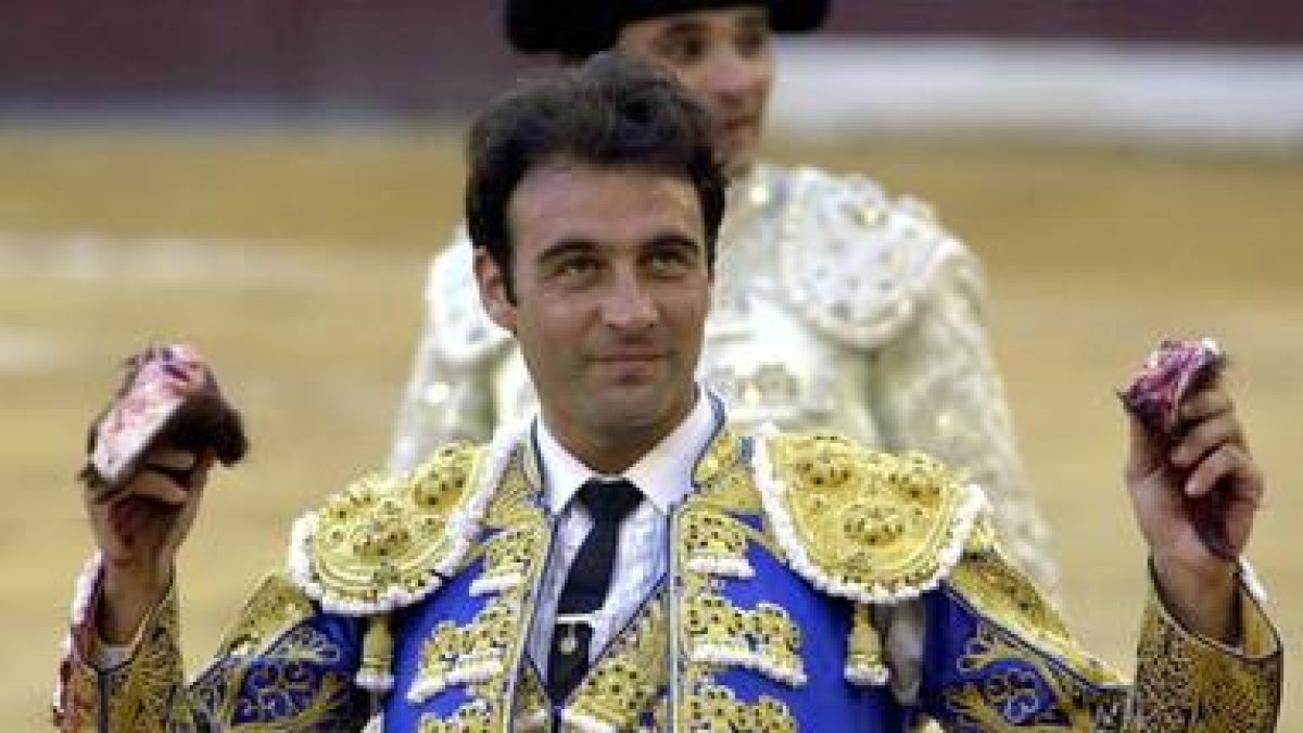Enrique Ponce da la vuelta al ruedo, en la plaza de toros de Murcia.-J.F.MORENO (EFE)