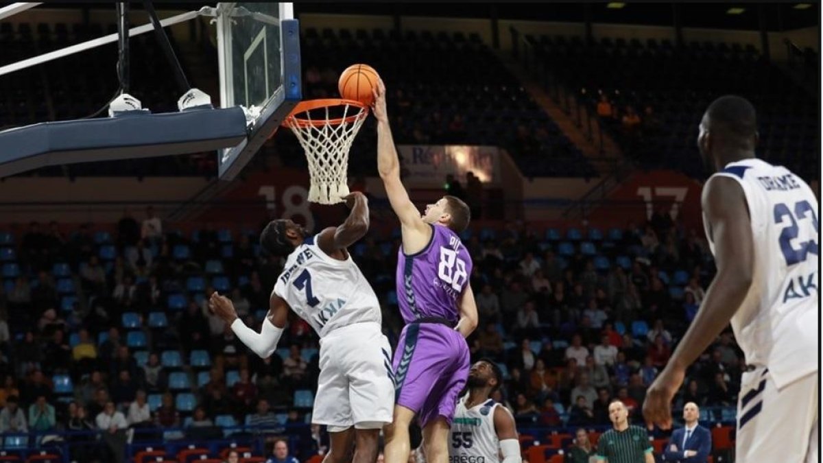 Apic machaca el aro del Pau Orthez. FIBA