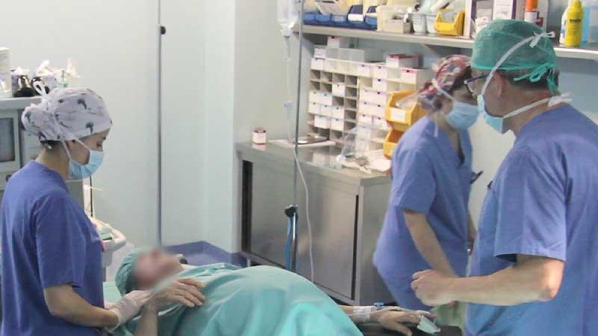 La paciente, Mauricia I. A., tendida en la camilla, momentos antes de que se le realizara la cesárea.-HOSPITAL RECOLETAS