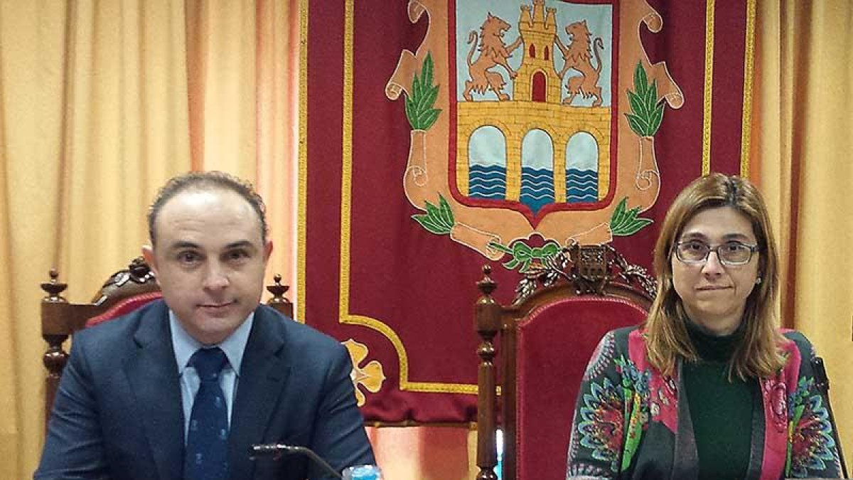 Emilio Berzosa compareció ayer ante la prensa junto a la alcaldesa, Raquel González.-L.V.