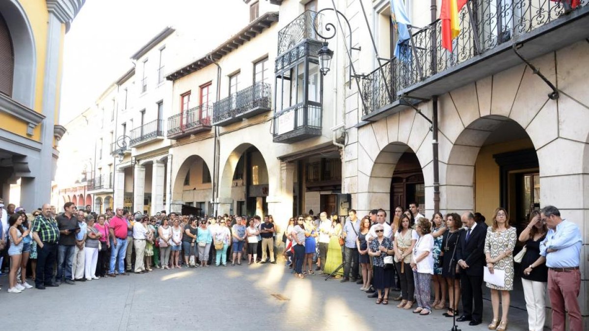La corporación municipal y vecinos durante la concentración ayer en repulsa por el asesinato de Benita.-ICAL