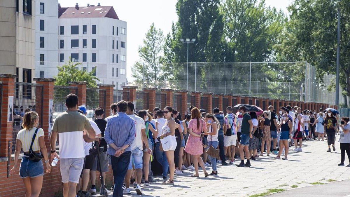 Colas para la vacunación en el polideportivo universitario. SANTI OTERO