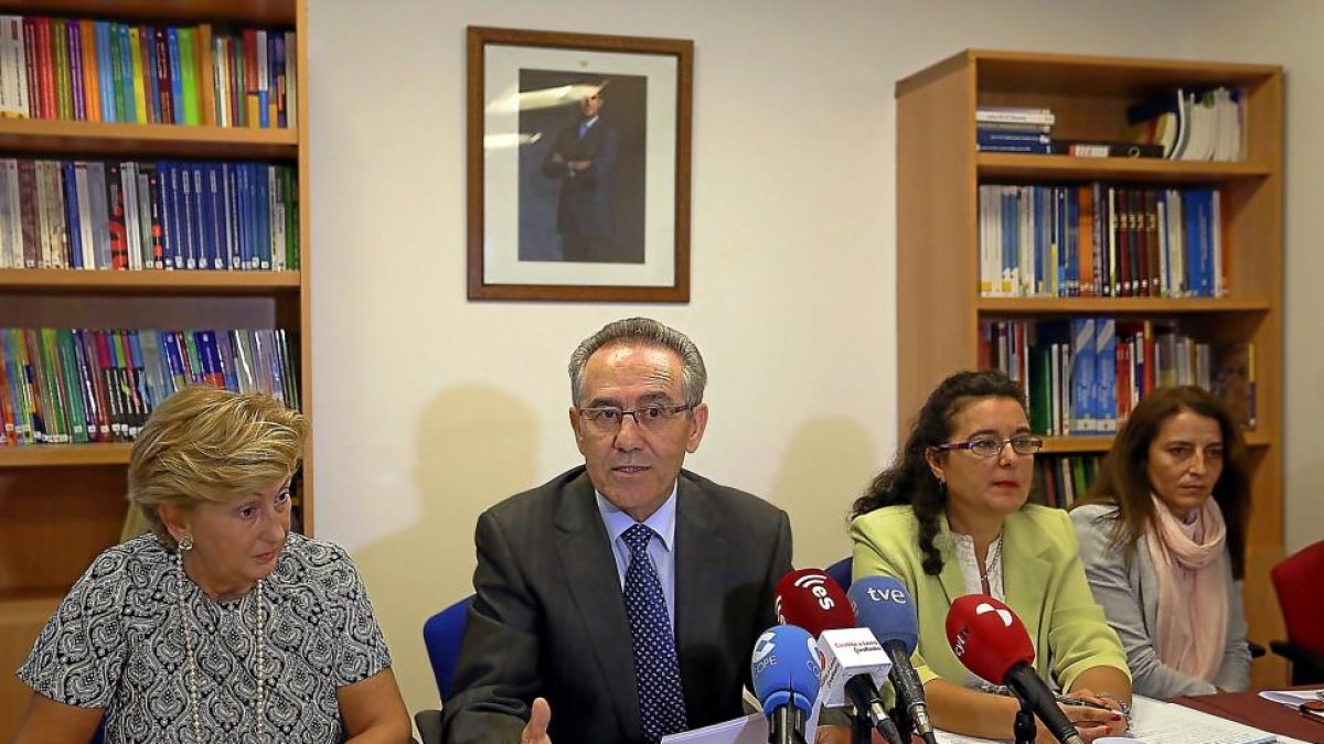 Marino Arranz, presidente del Consejo Escolar, junto a representantes de profesores y alumnos.-ICAL