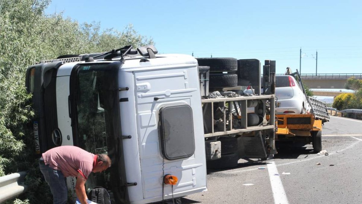 Un camión portugués vuelca en la A-62, a la altura de Venta de Baños por causas que se desconocen, el conductor ha resultado herido leve.-Ical