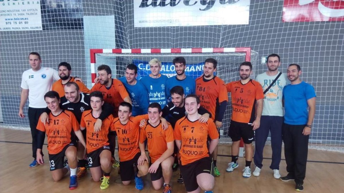 La plantilla del UBU San Pablo posa con el trofeo de campeón.-TWITTER / @BALONMANOBURGOS