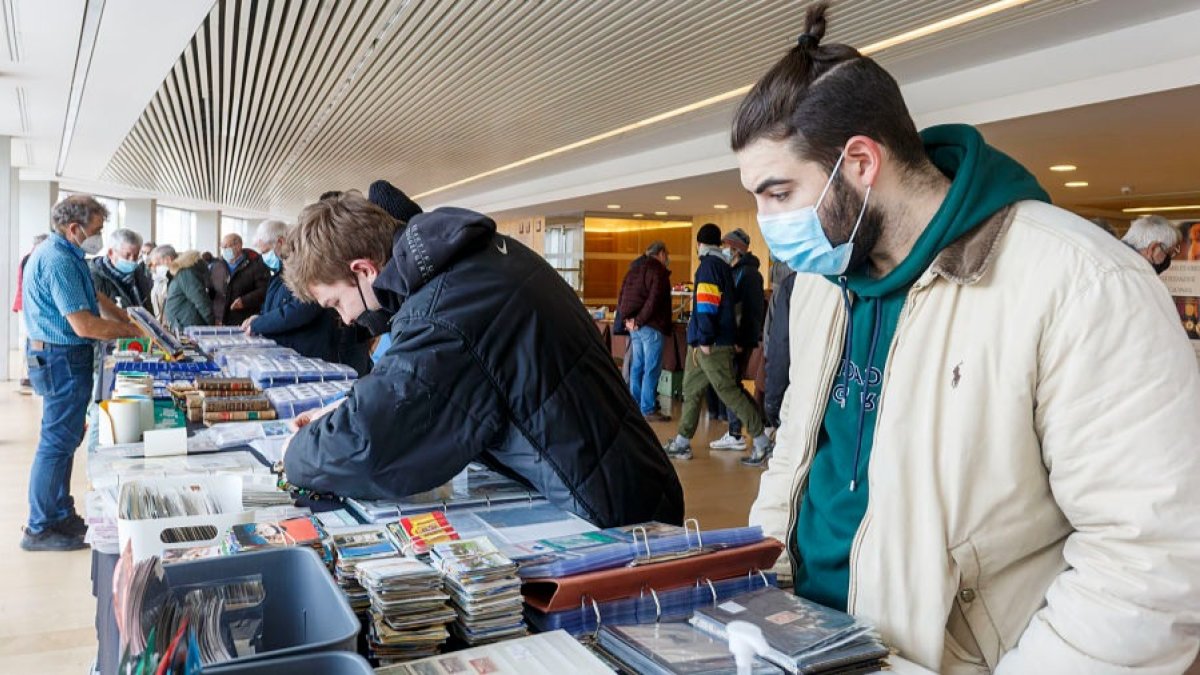 La Feria del Coleccionismo arranca con un «éxito brutal» de público y ventas. SANTI OTERO