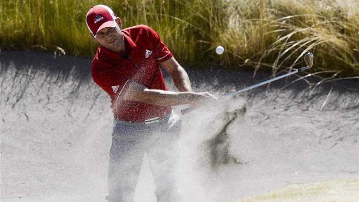 Sergio García sale de la arena en el cuarto hoyo de Chambers Bay, durante la segunda ronda del Abierto de Estados Unidos.-Foto: EFE / PAUL BUCK