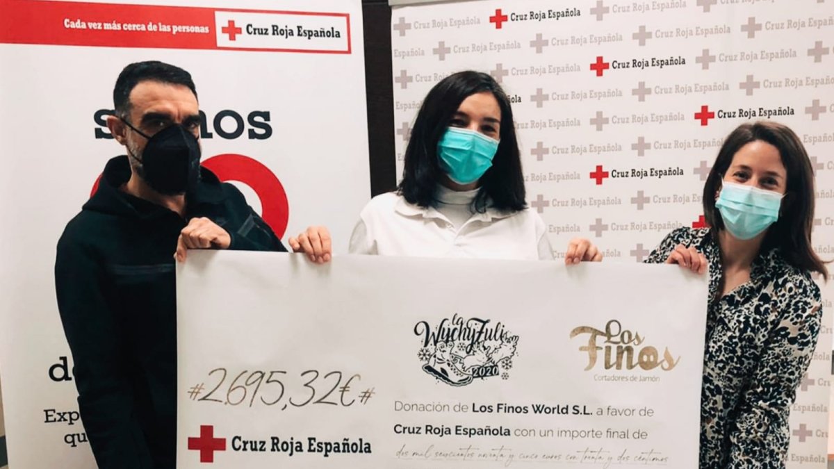 Andrés Galán y Zulima Esteban entregan el cheque de La WychyZuli 20 a Cruz Roja. ECB