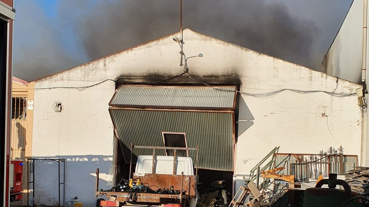 Un incendio calcina tres naves en Aranda. ECB