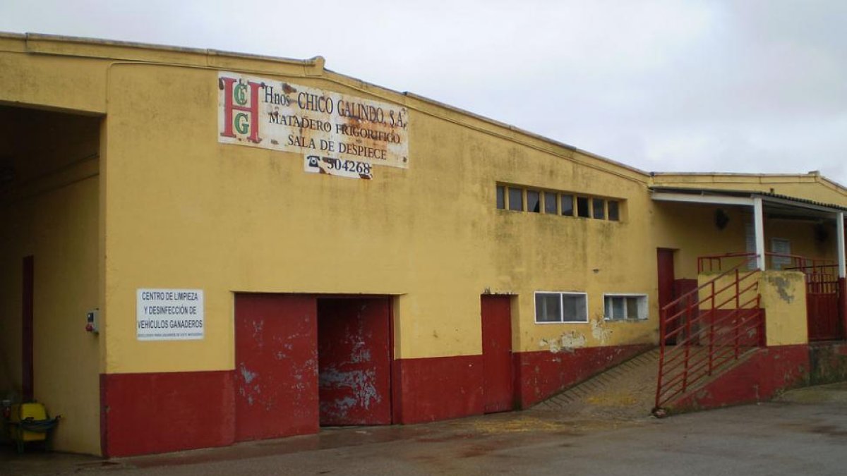 El matadero de Aranda de Duero con el cartel de Hermanos Chico.-L.V.