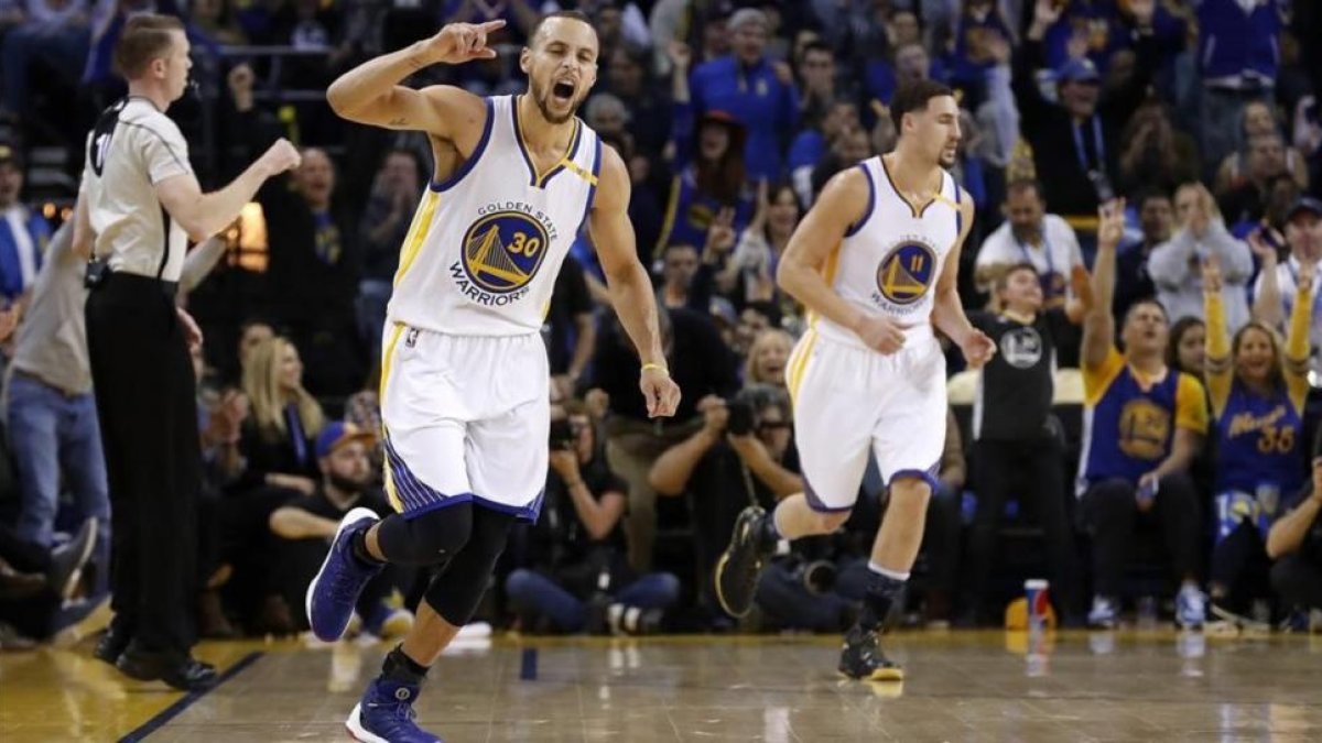 Stephen Curry hizo un triple de ocho metros que culminaría una primera parte decisiva ante los Cavaliers.-EFE / JOHN G MABANGLO