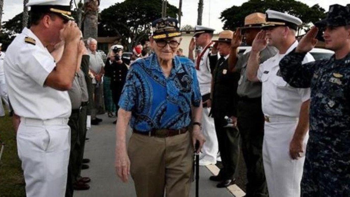 Bill Hughes, superviviente de Pearl Harbor que estaba a bordo del 'USS Utah' cuando fue atacado en 1941, llega a la ceremonia de homenaje a los marinos en el memorial de Ford Island, en Pearl Harbor (Hawái), este martes.-REUTERS / HUGH GENTRY