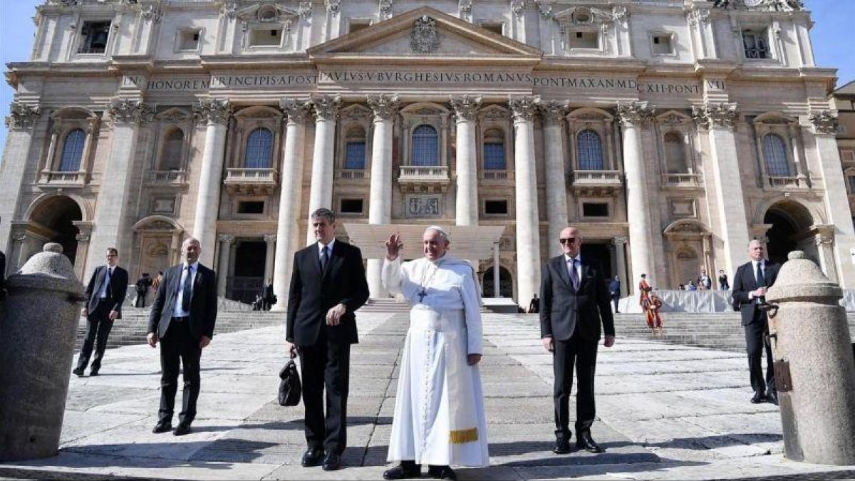 El papa Francisco este miércoles tras presidir la audiencia general en la plaza de San Pedro del Vaticano.-EFE / ETTORE FERRARI