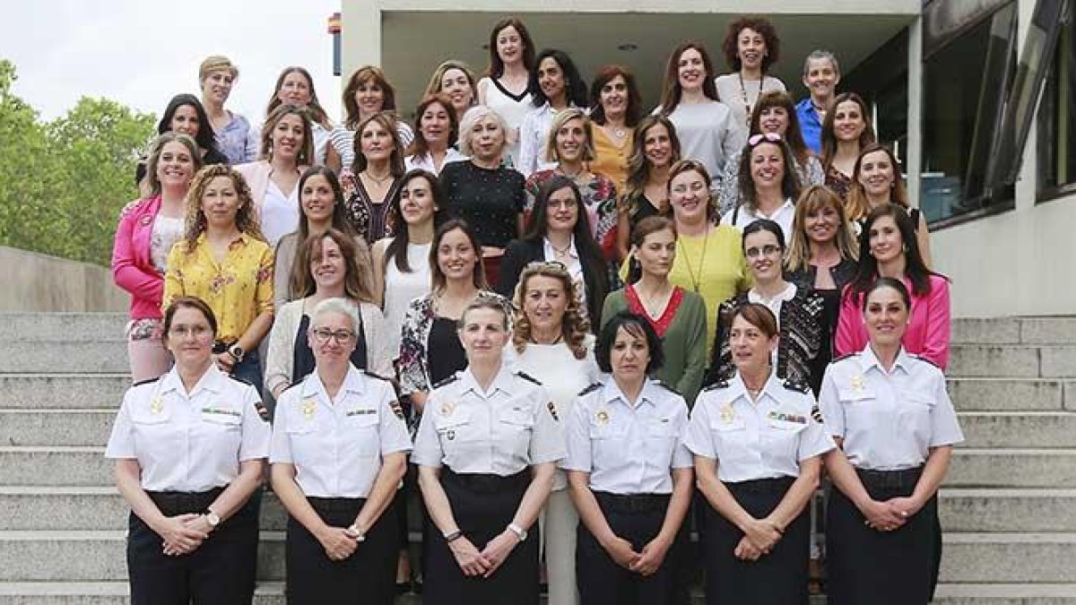 Foto de familia de policías que han pasado, o están en la actualidad, por la comisaría de Burgos.-Raúl G. Ochoa