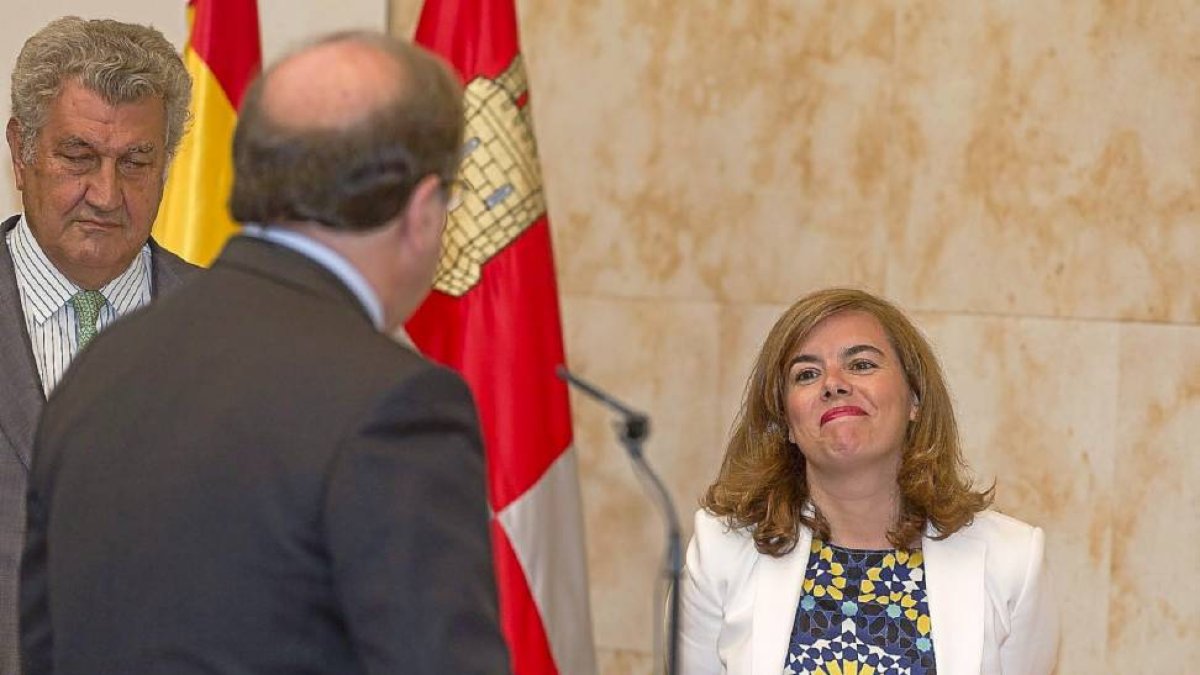 Herrera, tras jurar el cargo, alude en su discurso al Gobierno. Enfrente, Saenz de Santamaría con sosnrisa forzada. A la izquierda, Posada.-Pablo Requejo
