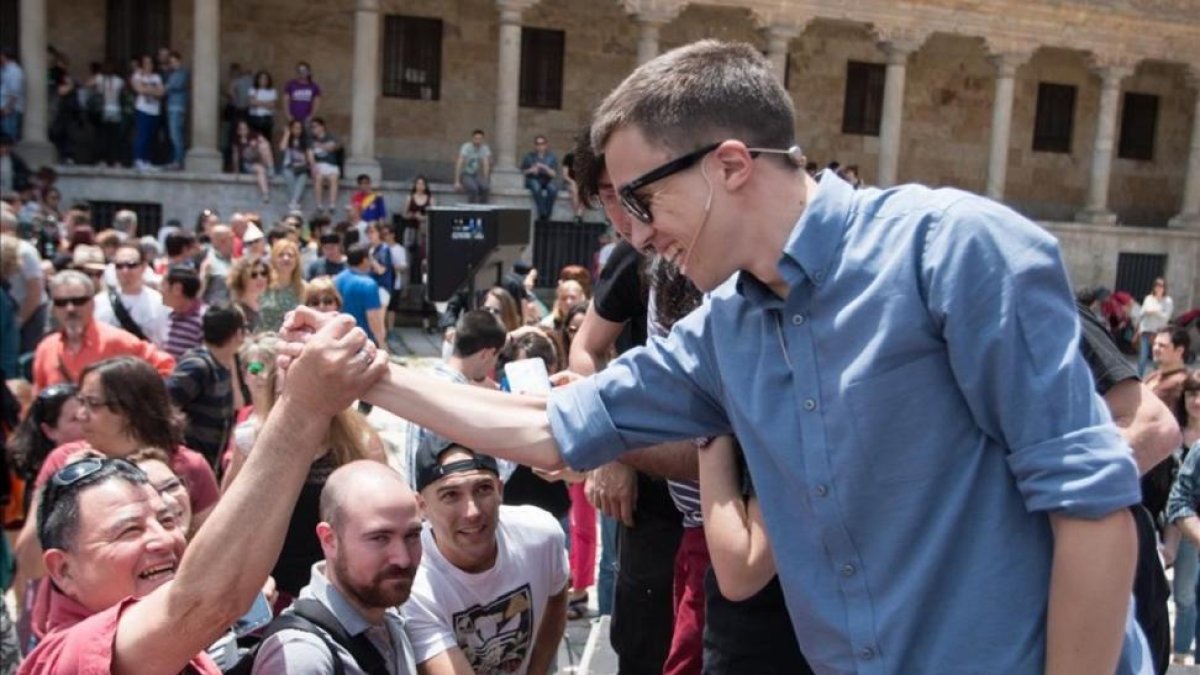 Errejón saluda a un simpatizante del publico en un mitin en Salamana, este domingo.-PODEMOS