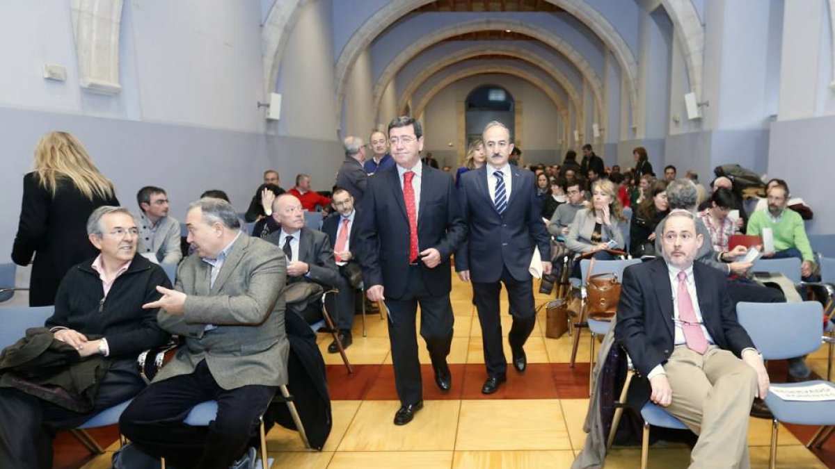 César Rico (izq.) y el diputado provincial Ramiro Ibáñez (dcha.), momentos antes de iniciar las jornadas-R. O.