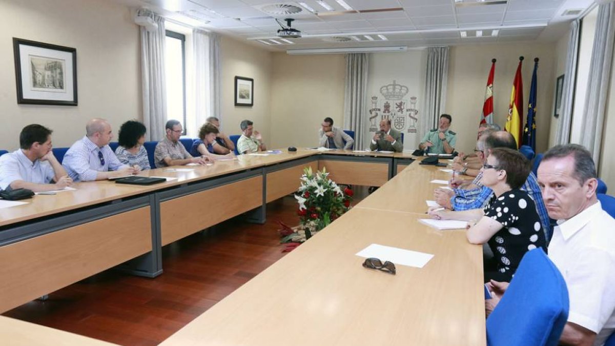Reunión de alcaldes y representantes de la Guardia Civil en la Subdelegación del Gobierno.-RAÚL G. OCHOA