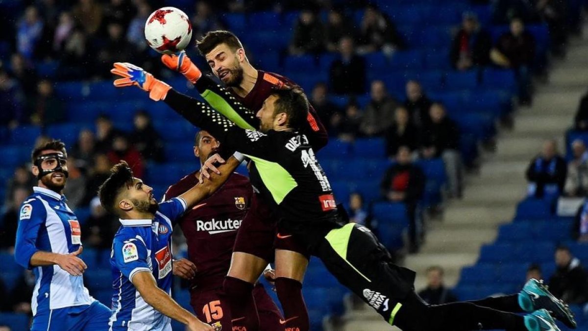 Piqué, en el partido del miércoles ante el Espanyol.-AFP / JOSEP LAGO