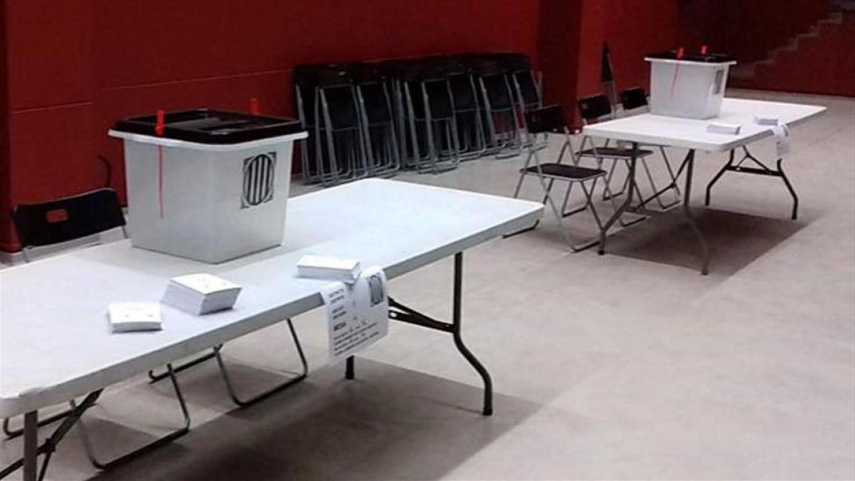 El corresponsal de The New York Times en España y Portugal, Raphael Minder, ha publicado una foto en su perfil de Twitter con unas urnas preparadas para el referéndum.-TWITTER / RAPHAEL MINDER
