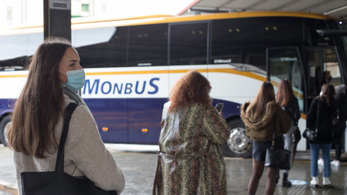 Imagen de viajeros subiendo a un autobús Monbus.