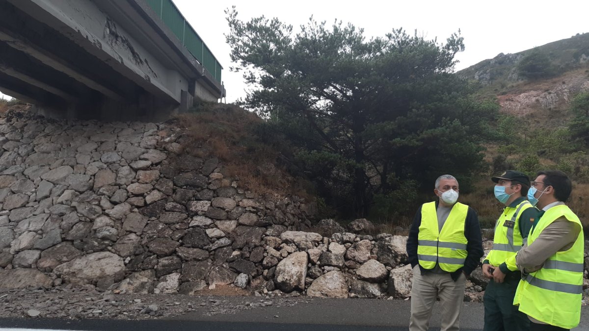 El subdelegado del Gobierno y el director provincial de Tráfico visitaron la zona del accidente en Pancorbo. ECB