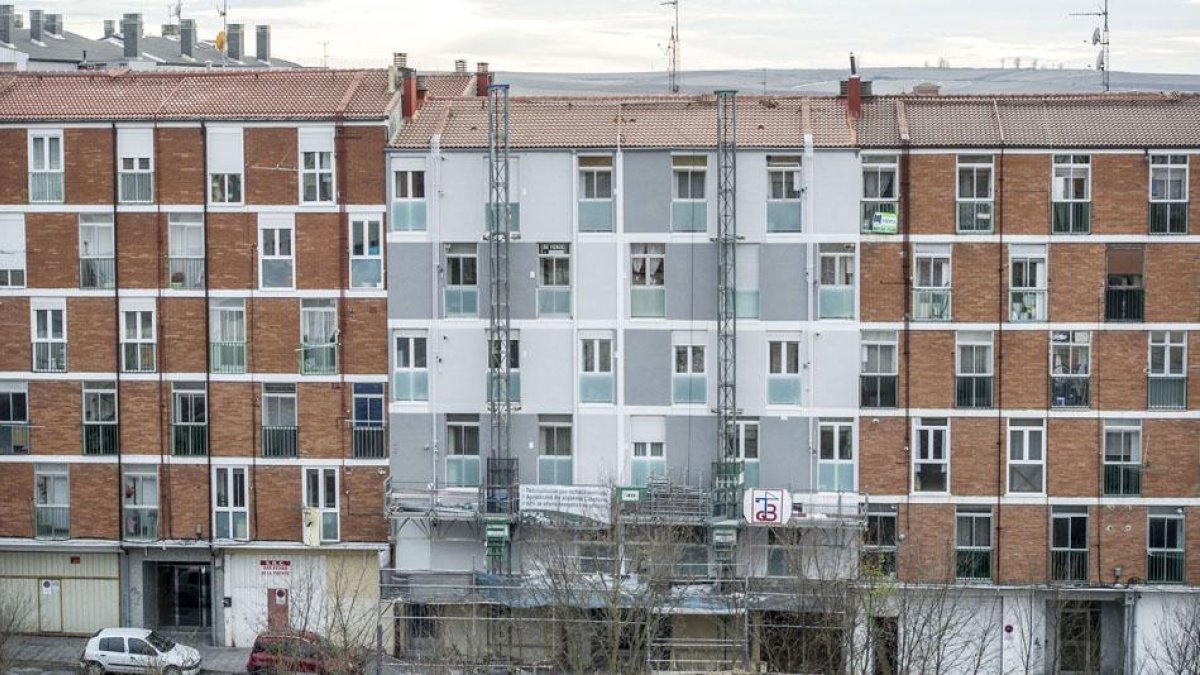 Imagen de obras de rehabilitación de una fachada en la calle Polvorín de las Rebolledas de la capital burgalesa.-ISRAEL L. MURILLO