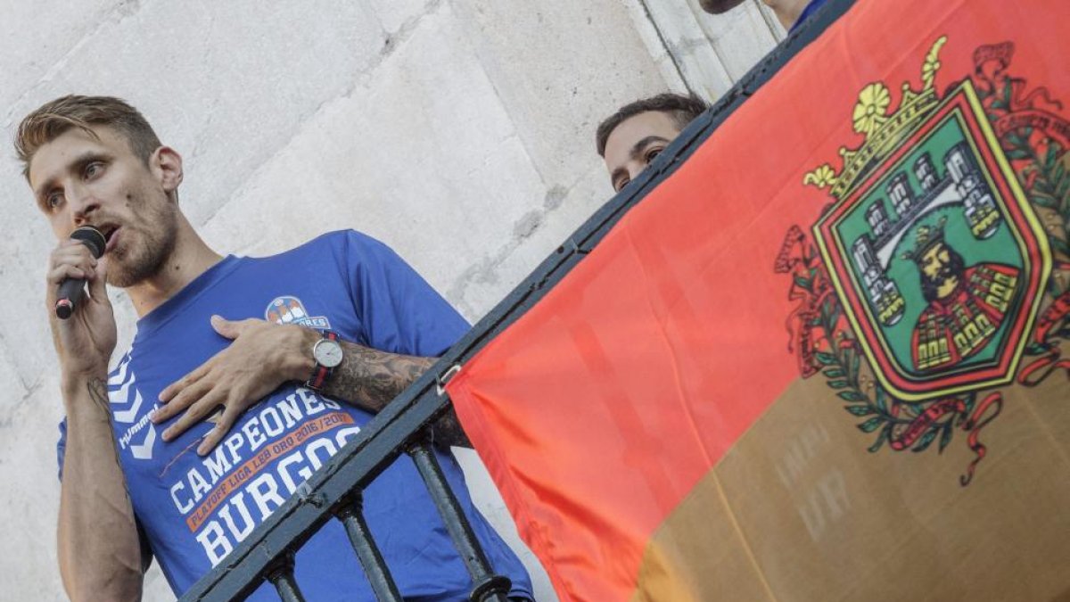 Javi Vega se dirige a la afición durante las celebraciones organizadas tras el ascenso a ACB, el pasado 10 de junio.-SANTI OTERO