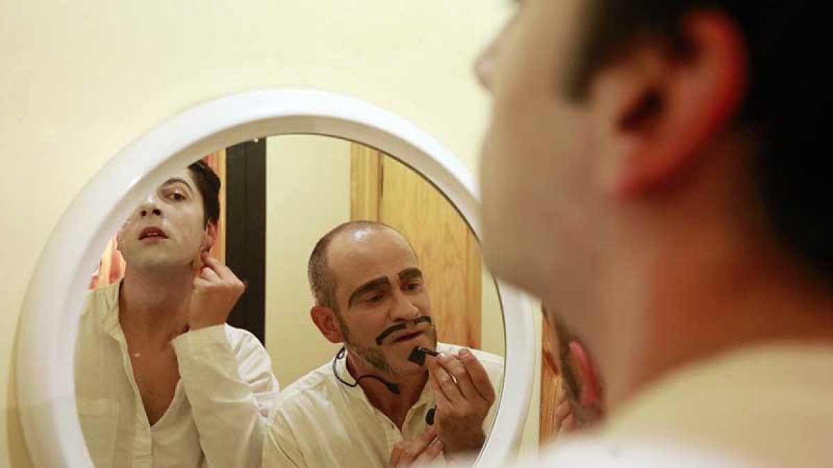 Fran de Benito (i.) y Álex Britos, en el proceso de maquillaje y caracterización de personajes.-Raúl Ochoa