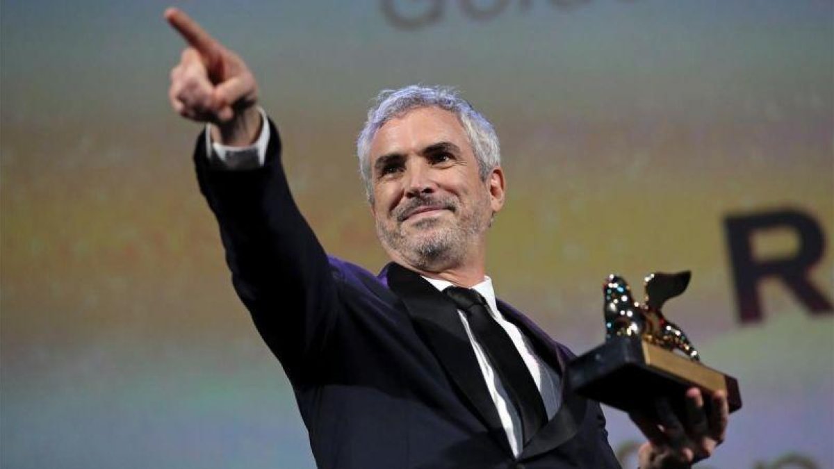 Alfonso Cuarón, con el León de Oro para su película Roma, en Venecia.-REUTERS / TONY GENTILE