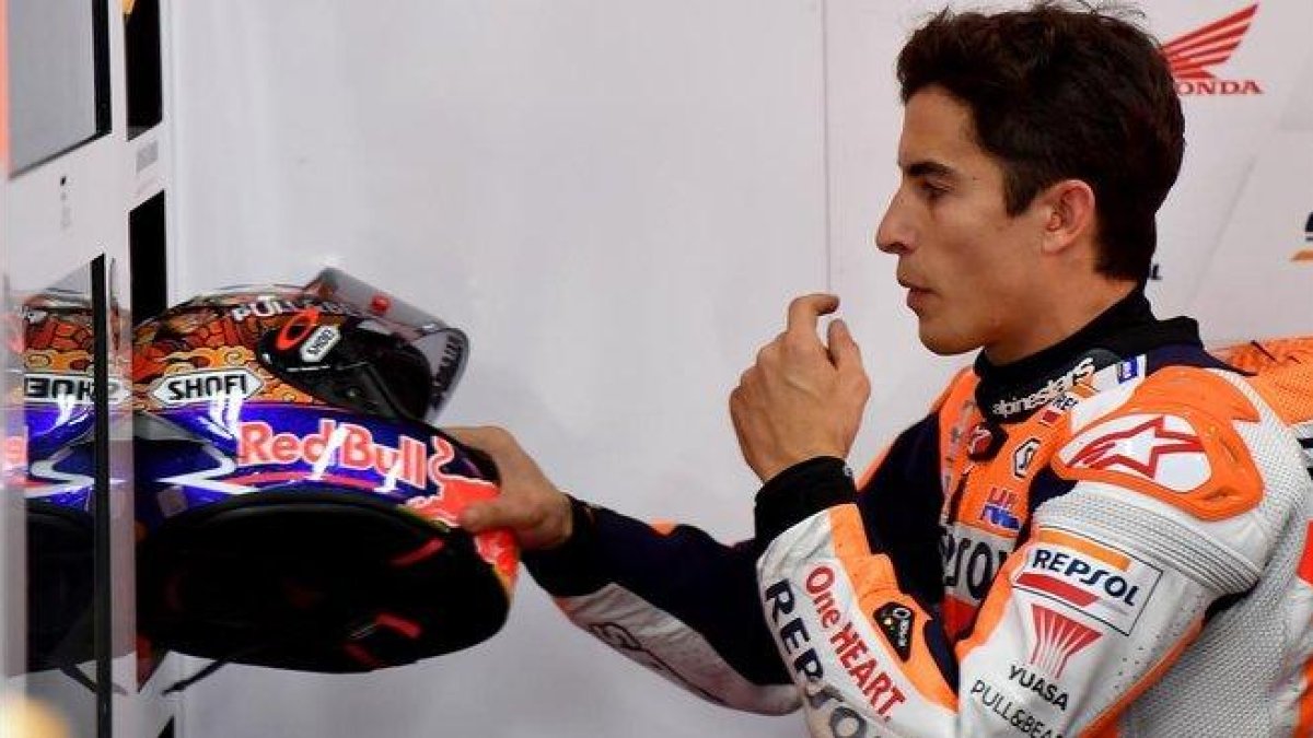 Marc Márquez (Honda) se prepara, en su boxe de Motegi, para lograr su ’pole’ nº 90.-AFP  / TOSHIFUMI KITAMURA