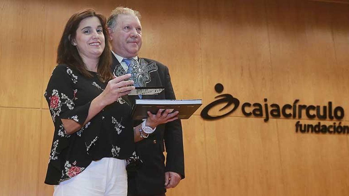 La velada de apertura de las fiestas y la entrega del premio tuvieron lugar en el salón de la calle Concepción.-RAÚL OCHOA