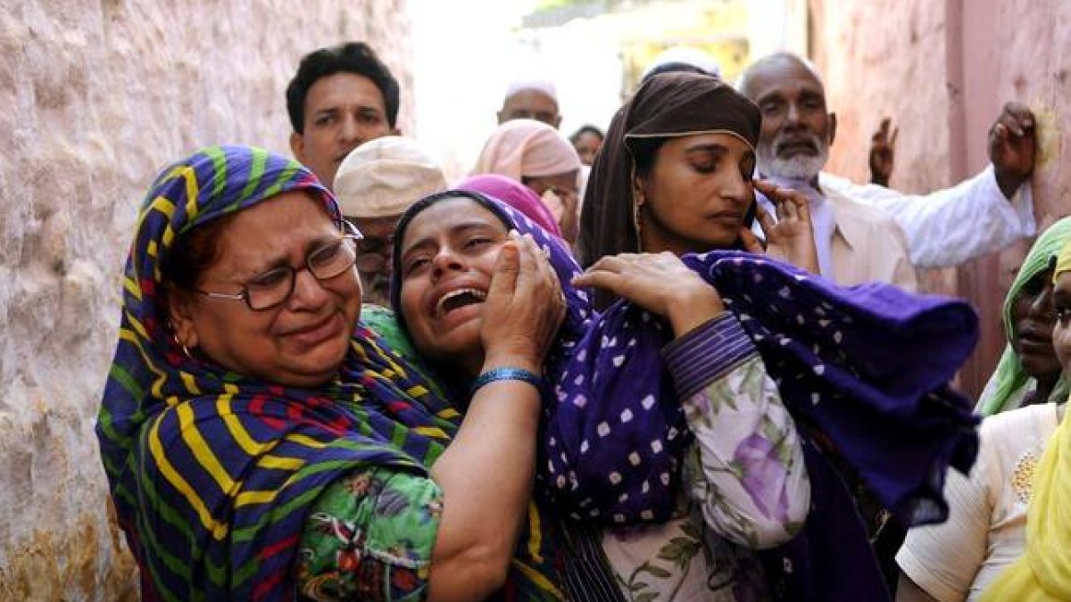 Familiares del hombre linchado hasta la muerte.-STRDEL / AFP