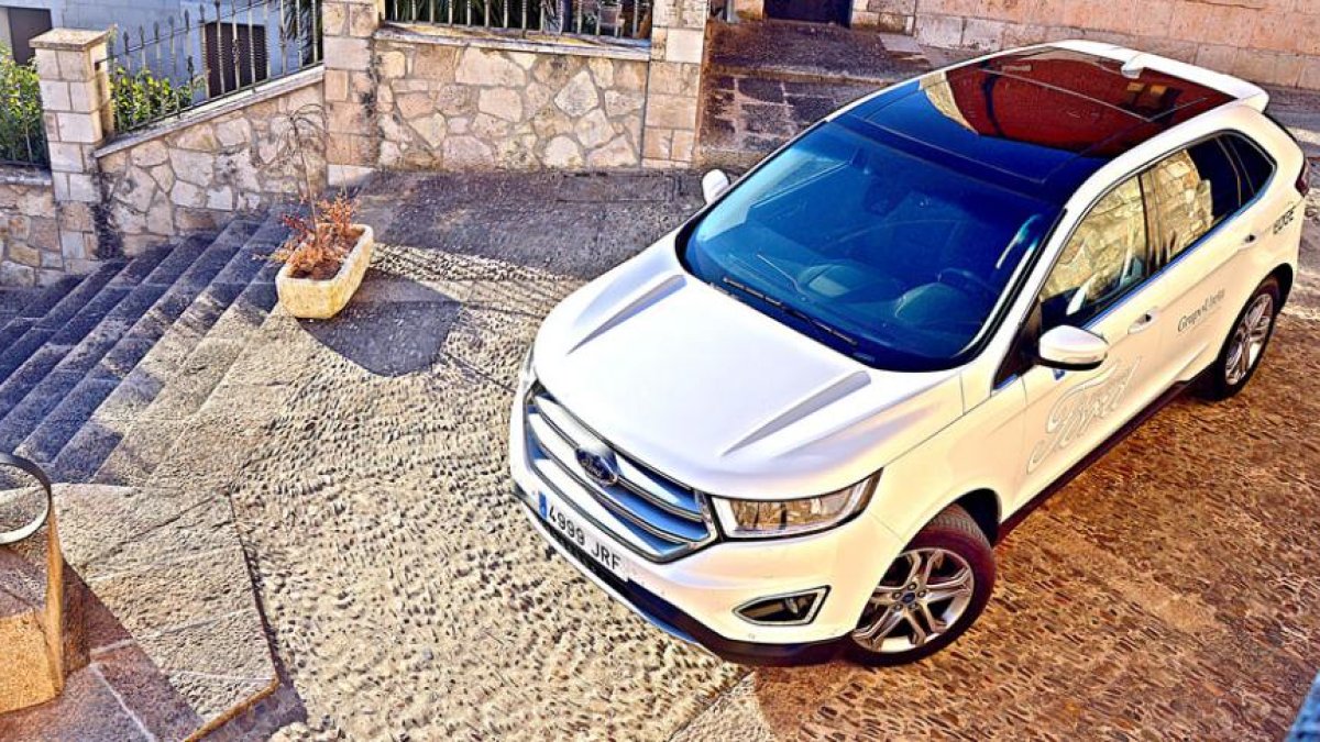 Poderoso con una parilla central que le confiere más fuerza el Ford Edge desafía la escalinata de la bella iglesia de Santa María del Campo.-HÉCTOR FUSTEL