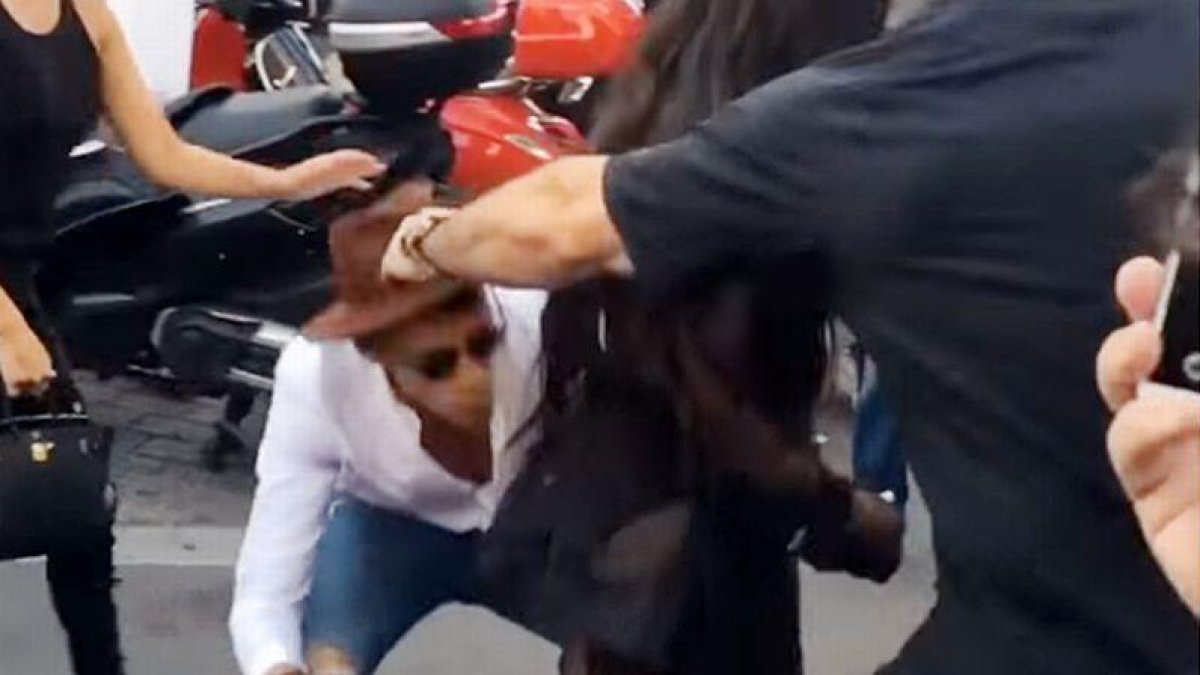 El acosador de los famosos intenta besar el traseo a Kim Kardashian.-YOUTUBE
