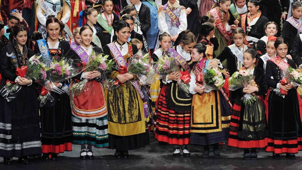 Las damas y la Reina Mayor, junto a la Reina Infantil y su corte tras la elección.-ISRAEL L. MURILLO