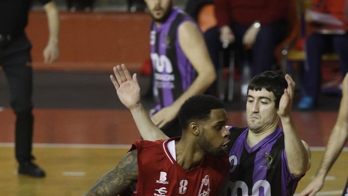 Gerald January busca el uno contra uno.-SANTI OTERO