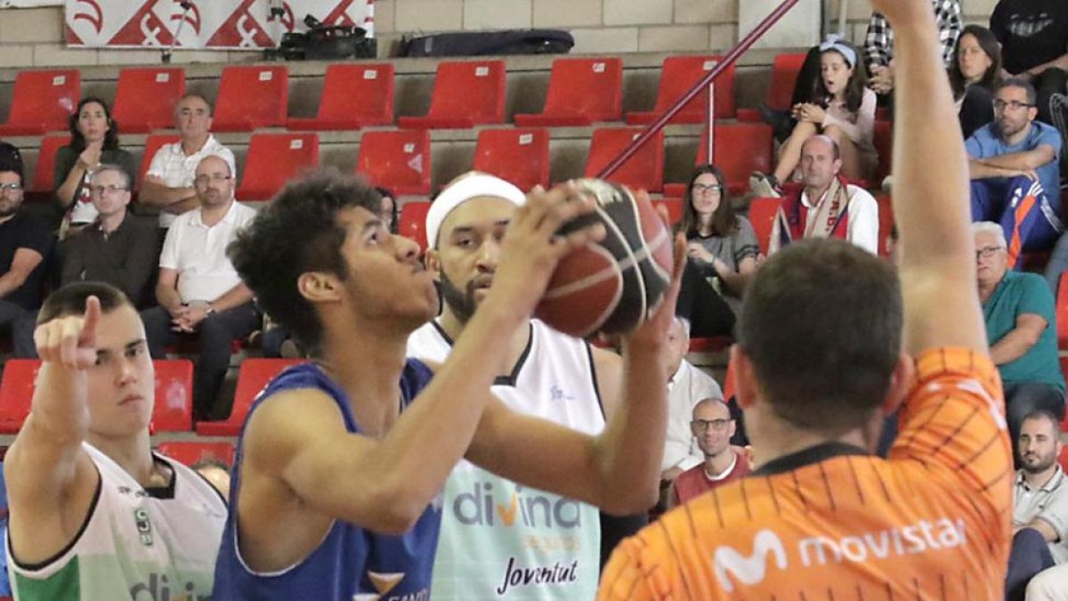 Dos Anjos continúa la acción tras recibir una falta, ayer, en Villagarcía de Arosa.-MANU SANTOS